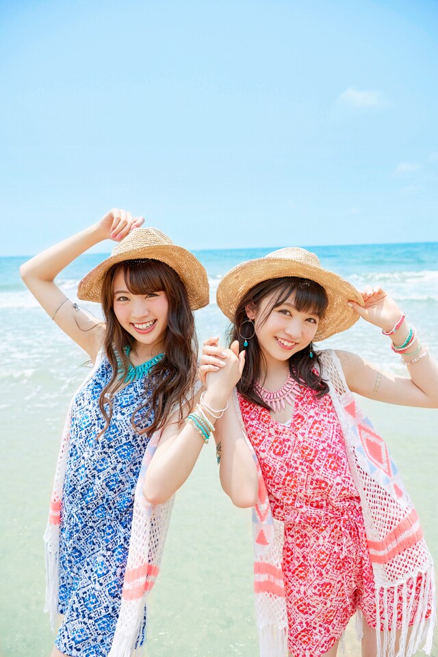 志田サマー新井サマー。左から志田友美（夢みるアドレセンス）、新井ひとみ（東京女子流）。