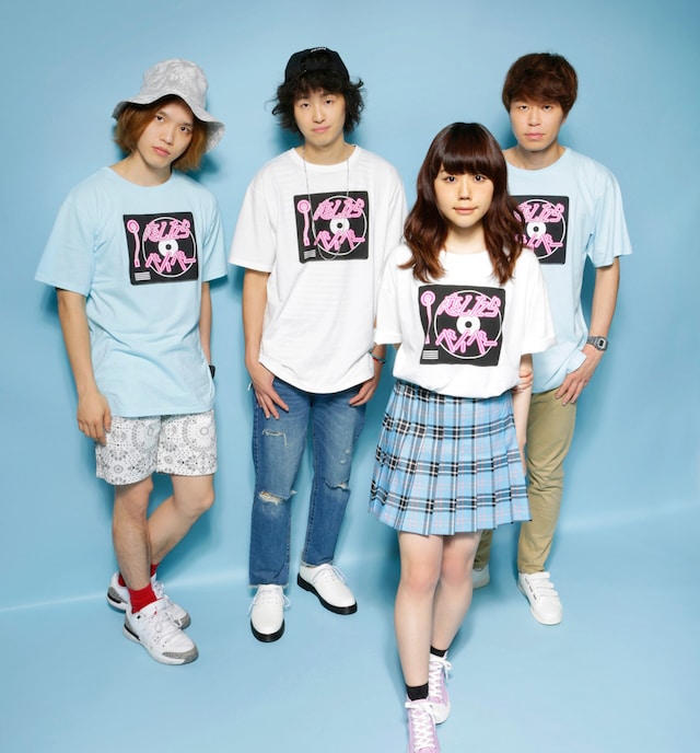 「“恋したらベイベー”Tシャツ」を着たShiggy Jr.。