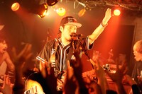 内田直孝（Vo, G）（Photo by MASANORI FUJIKAWA）