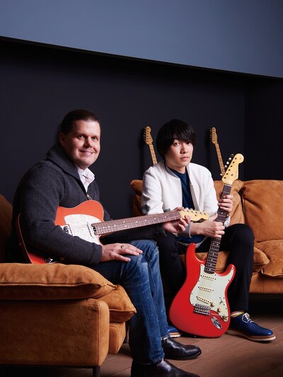 エドワード・コール代表取締役社長（フェンダーミュージック株式会社）と山内総一郎（フジファブリック）。（Photo by Reishi Eguma）