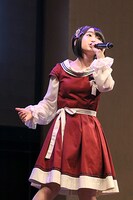 「青春は食べ物です」を歌う“あおパン”。