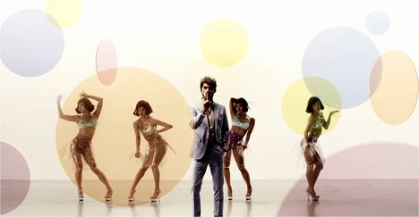 平井堅「Plus One」ミュージックビデオのワンシーン。