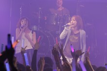 左からTama、藍井エイル。（写真提供：SME Records）