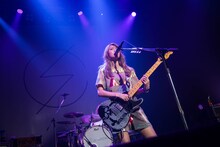 HARUNA（Vo, G）（写真提供：EPICレコードジャパン）