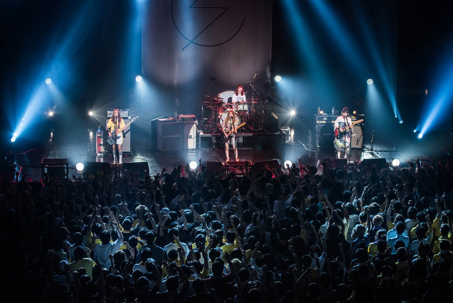 SCANDALのライブの様子。（写真提供：EPICレコードジャパン）