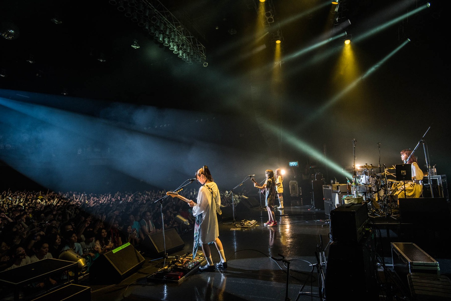 SCANDALのライブの様子。（写真提供：EPICレコードジャパン）