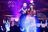 左より神永大輔（尺八）、鈴華ゆう子（Vo）。