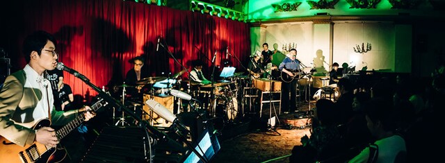 人気画像3位は「細野晴臣40年ぶり中華街ライブで星野源とゲロッパ！」より、5月7日に同發新館で行われた細野晴臣「細野晴臣 A Night in Chinatown」の様子。 （Photo by Ryo Mitamura）