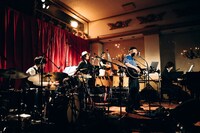 人気画像5位は「細野晴臣40年ぶり中華街ライブで星野源とゲロッパ！」より、5月7日に同發新館で行われた細野晴臣「細野晴臣 A Night in Chinatown」の様子。（Photo by Ryo Mitamura）