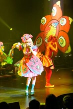 きゃりーぱみゅぱみゅ「KPP 5iVE YEARS MONSTER WORLD TOUR 2016」シンガポール公演の様子。