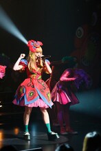 きゃりーぱみゅぱみゅ「KPP 5iVE YEARS MONSTER WORLD TOUR 2016」シンガポール公演の様子。