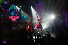 きゃりーぱみゅぱみゅ「KPP 5iVE YEARS MONSTER WORLD TOUR 2016」シンガポール公演の様子。