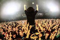 ファンに支えられるMinami（Vo, Key）。