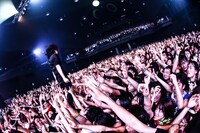 ファンに支えられるMinami（Vo, Key）。