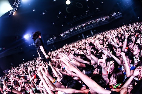 ファンに支えられるMinami（Vo, Key）。