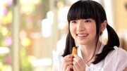 「おむすび名人」のWeb CMのワンシーン。おむすび名人を手に微笑む田中美海。