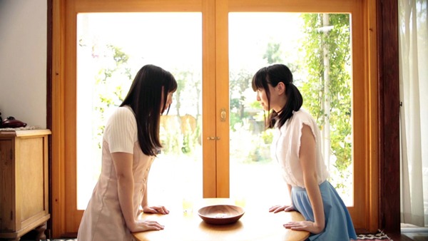 「おむすび名人」のWeb CMのワンシーン。左から永野愛理、田中美海。