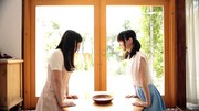 「おむすび名人」のWeb CMのワンシーン。左から永野愛理、田中美海。
