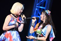 左から鈴木真梨耶、鈴木友梨耶。