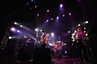 SHIT HAPPENING（Photo by Yusuke Satou）