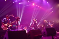 「20th Anniversary PUFFY TOURISTS社で行く PUFFY TOURS EPISODE 0」の様子。（写真提供：ワーナーミュージック・ジャパン）