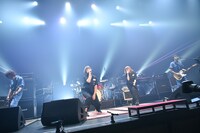 「20th Anniversary PUFFY TOURISTS社で行く PUFFY TOURS EPISODE 0」の様子。（写真提供：ワーナーミュージック・ジャパン）