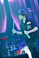 カウベルを叩く吉村由美。（写真提供：ワーナーミュージック・ジャパン）