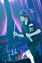 カウベルを叩く吉村由美。（写真提供：ワーナーミュージック・ジャパン）