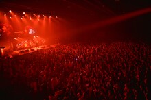 「20th Anniversary PUFFY TOURISTS社で行く PUFFY TOURS EPISODE 0」の様子。（写真提供：ワーナーミュージック・ジャパン）