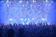 「20th Anniversary PUFFY TOURISTS社で行く PUFFY TOURS EPISODE 0」の様子。（写真提供：ワーナーミュージック・ジャパン）