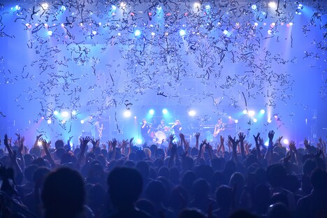 「20th Anniversary PUFFY TOURISTS社で行く PUFFY TOURS EPISODE 0」の様子。(写真提供:ワーナーミュージック・ジャパン)