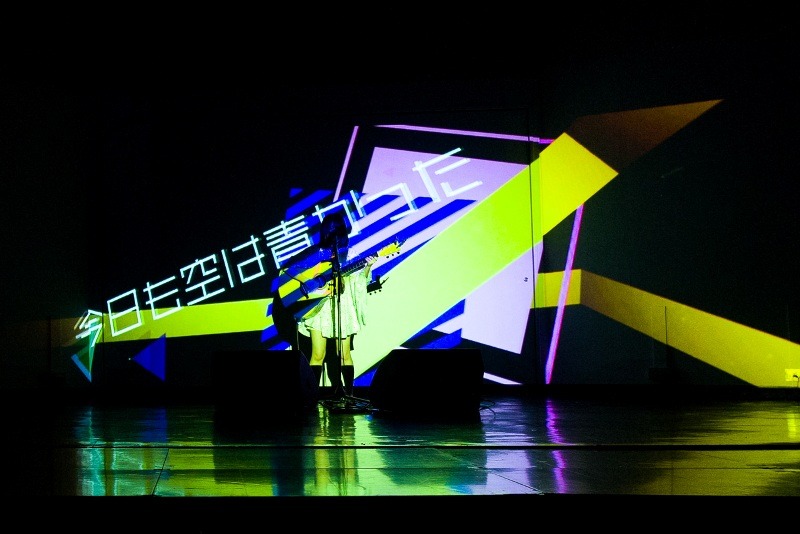 「INNOVATION WORLD FESTA 2016」にて「るーららるーらーるららるーらー」を披露するさユり。（提供：アリオラジャパン）
