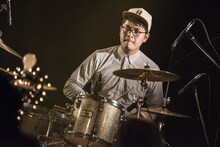 ふくろうずのサポートドラマー・張江浩司（来来来チーム）。（Photo by Daisuke Miyashita）