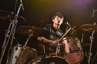 アベヨウスケ（Dr, Cho / Helsinki Lambda Club）（Photo by Daisuke Miyashita）