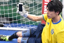 キーパーをしながら番組を紹介するユースケ。