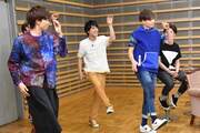 「Yell」を踊るダンサーと、歌を歌うコーイチ（右）。