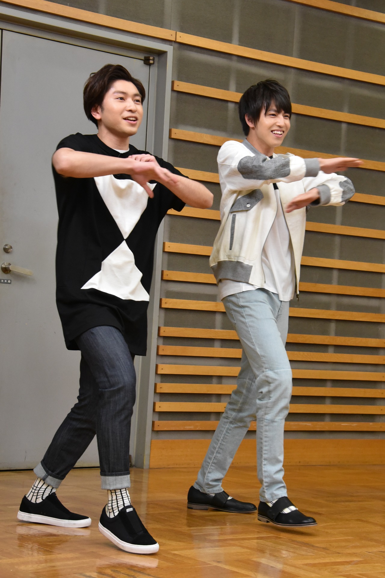 「Yell」を踊るコーイチとタカシ。