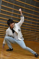 井上陽水のモノマネをするタカシ。