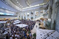 家入レオ「家入レオ 12thシングル『僕たちの未来』発売記念フリーイベント」東京・ゲートシティ大崎 アトリウム公演の様子。（写真提供：Victor Entertainment）