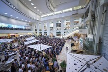 家入レオ「家入レオ 12thシングル『僕たちの未来』発売記念フリーイベント」東京・ゲートシティ大崎 アトリウム公演の様子。（写真提供：Victor Entertainment）