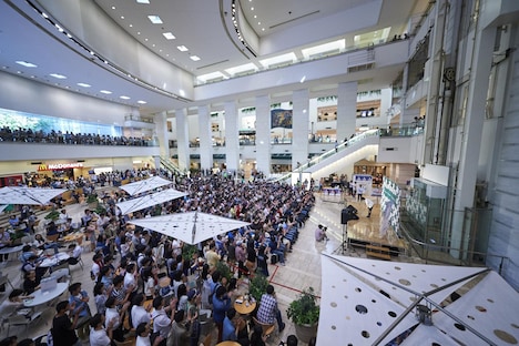 家入レオ「家入レオ 12thシングル『僕たちの未来』発売記念フリーイベント」東京・ゲートシティ大崎 アトリウム公演の様子。（写真提供：Victor Entertainment）