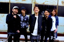 Septaluck。右端が新ギタリストのKazuki。