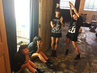「SCREAM OUT FEST 2016」イベントTシャツ撮影時のオフショット。