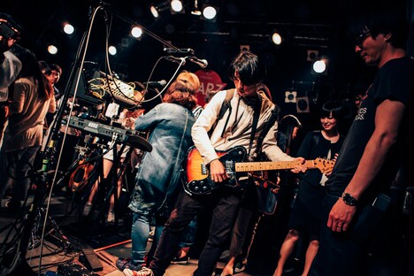 avengers in sci-fiの機材見学および試奏の様子。（撮影：西槇太一）