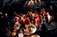 avengers in sci-fiの機材見学および試奏の様子。（撮影：西槇太一）