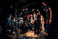 avengers in sci-fiの機材見学および試奏の様子。（撮影：西槇太一）