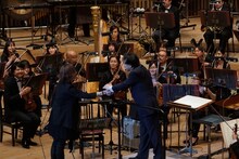 握手を交わすSUGIZOと指揮者・山下一史。