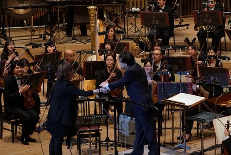 握手を交わすSUGIZOと指揮者・山下一史。