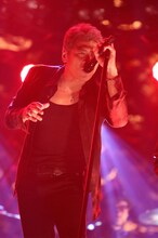 熱唱する吉川晃司 (c)フジテレビ