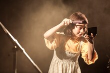 前髪を整える三戸なつめ。（Photo by Yosuke Torii）